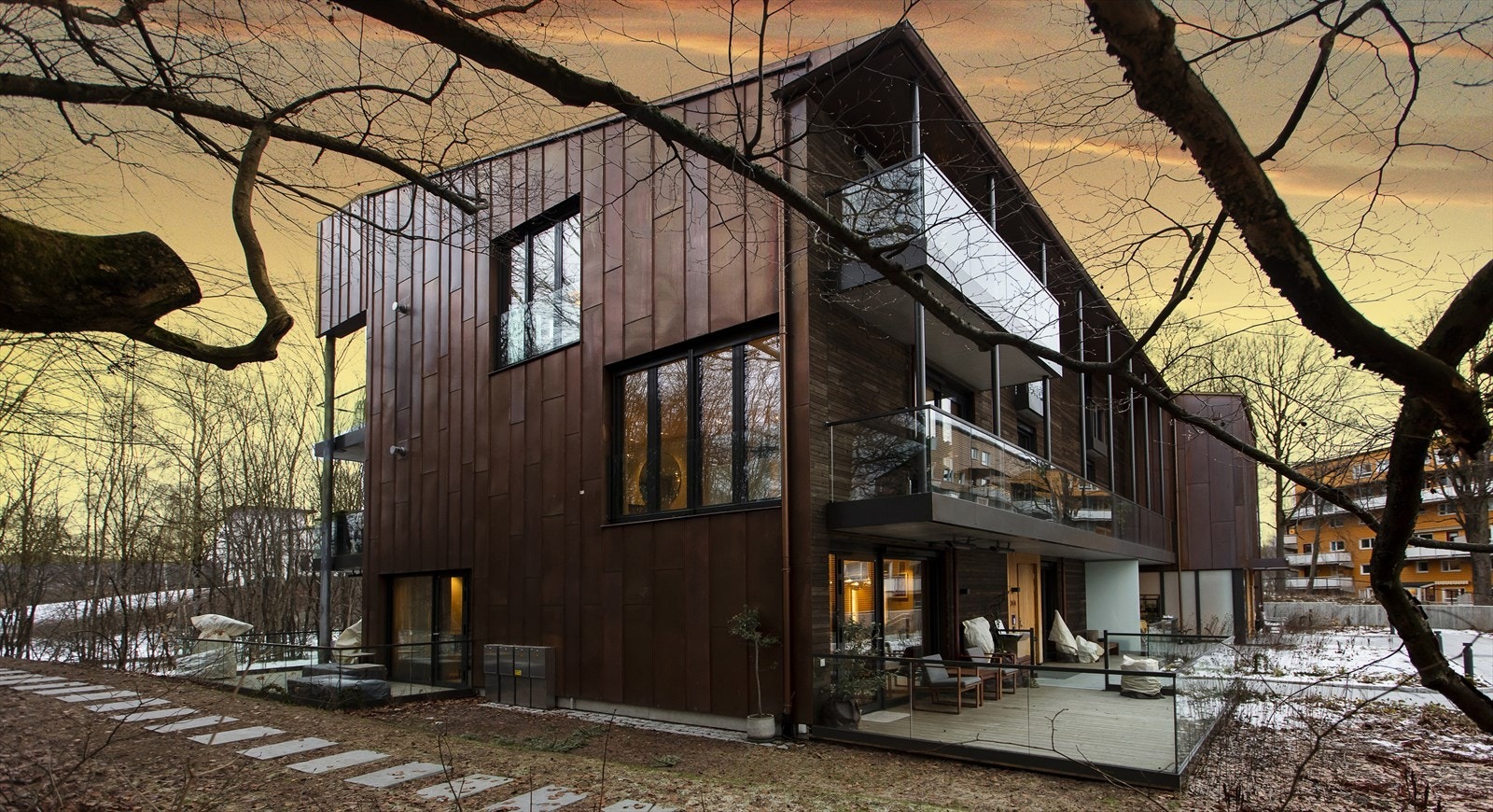 Byggets fasade i patinert ask med detaljer i resirkulert kobber bidrar til at bygget står i stil til omgivelsene. Galleribilde