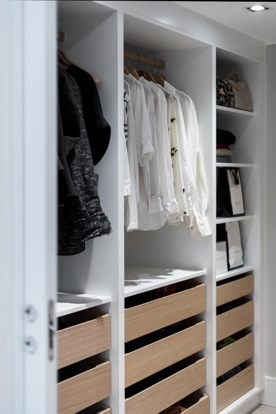 Soverommet har tilgang til et eget garderoberom med mye lagringsplass i innredning fra Kvänum. Galleribilde