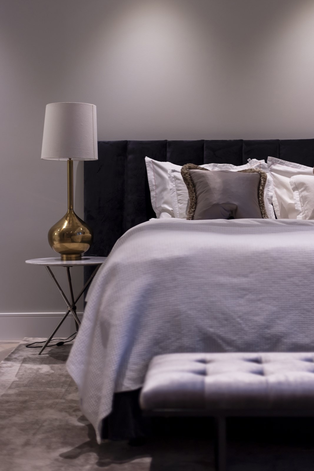 God plass til stor seng og tilhørende nattbord på begge sider. Galleribilde