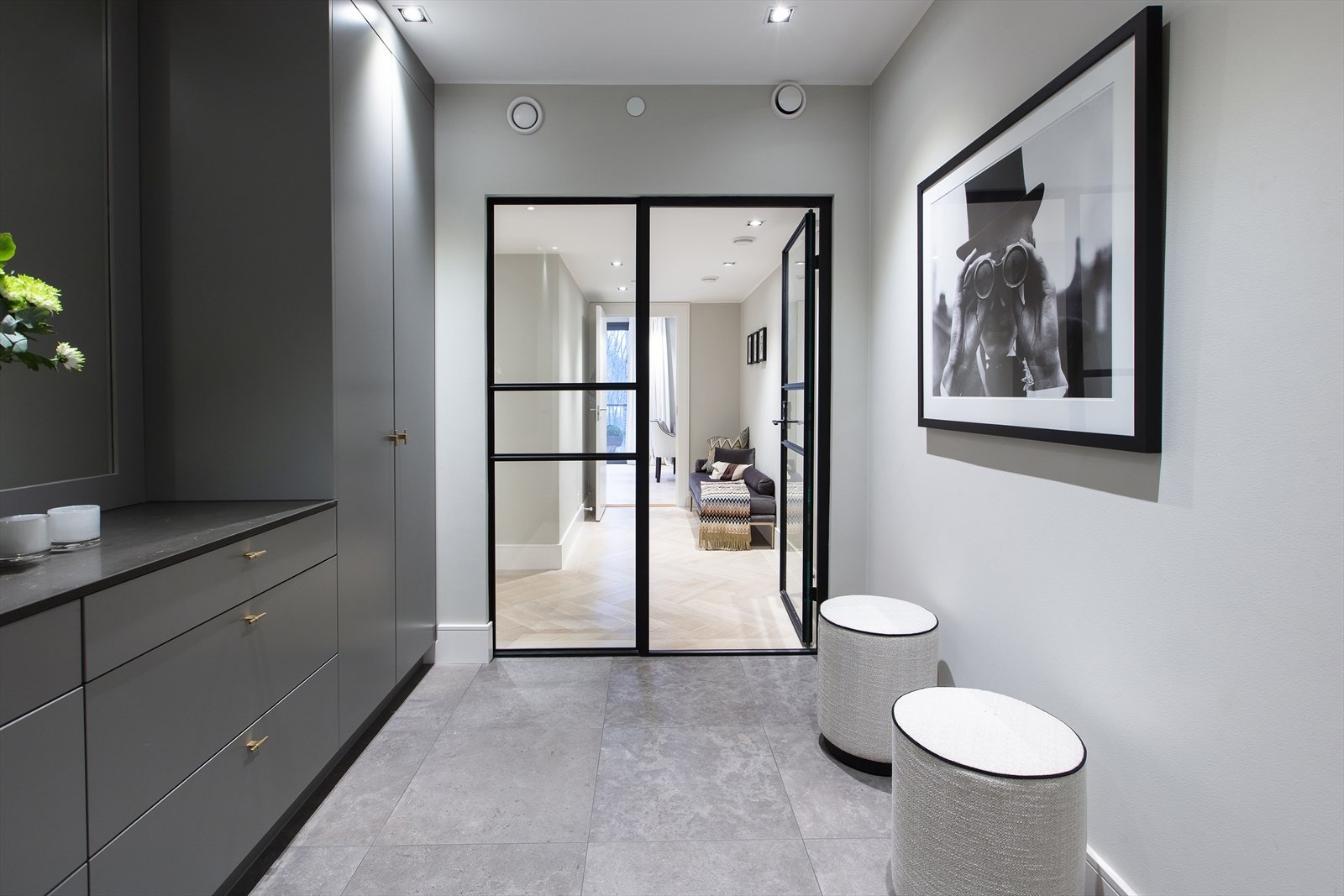 Man ønskes velkommen inn i den flislagte entreen. Her er det god plass til å henge fra seg yttertøy i en plassbygget og innholdsrik innredning. Galleribilde