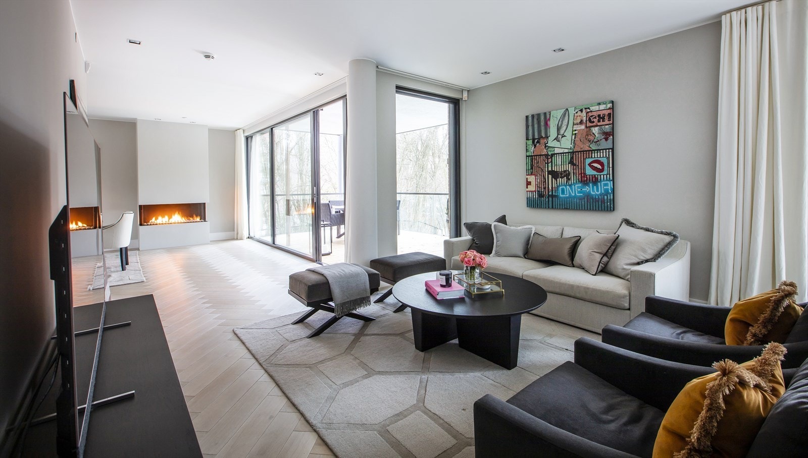 Et meget innbydende oppholdsrom med god plass til stor sofagruppe og spisestuebord i ulike soner. Galleribilde