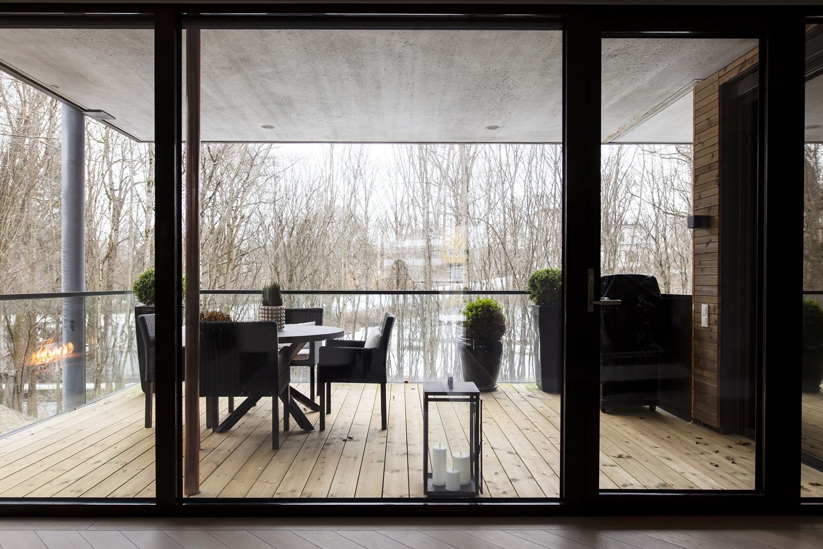 Utgang fra stuen til en solrik og vestvendt terrasse - et perfekt samlingsted på varme sommerdager. Galleribilde