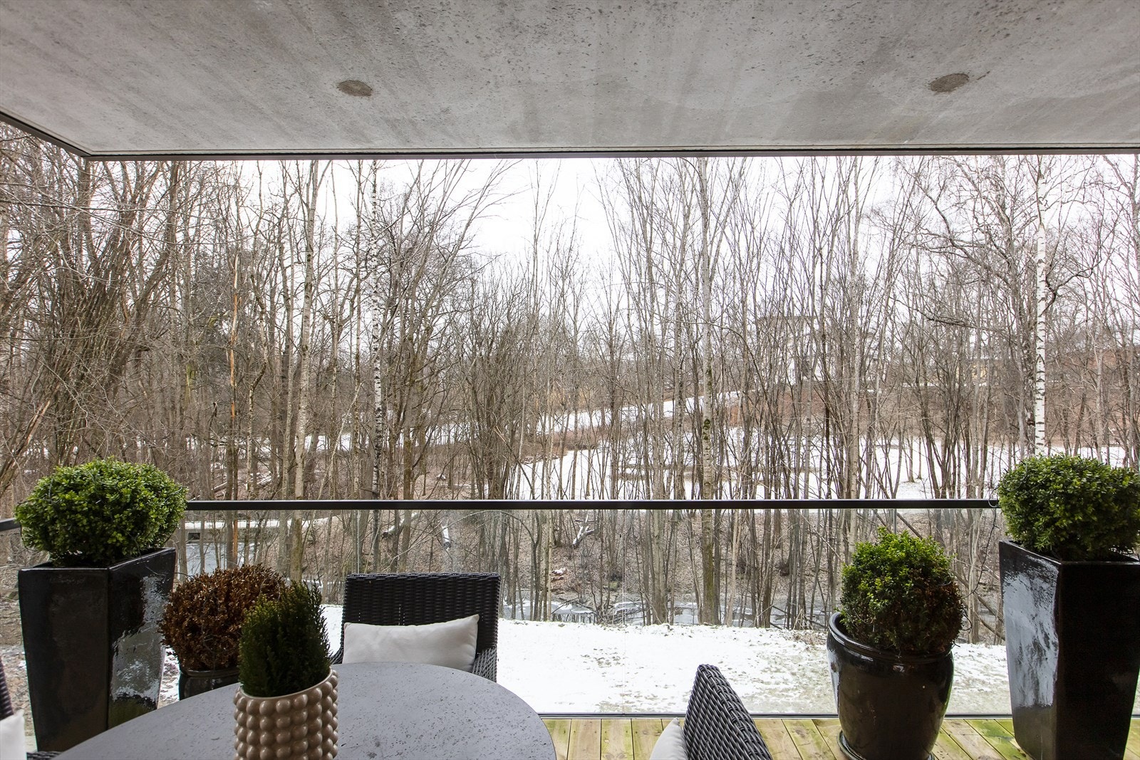 Uteområdet er overbygget og oppleves som en forlengelse av boligen på sommerhalvåret. Galleribilde