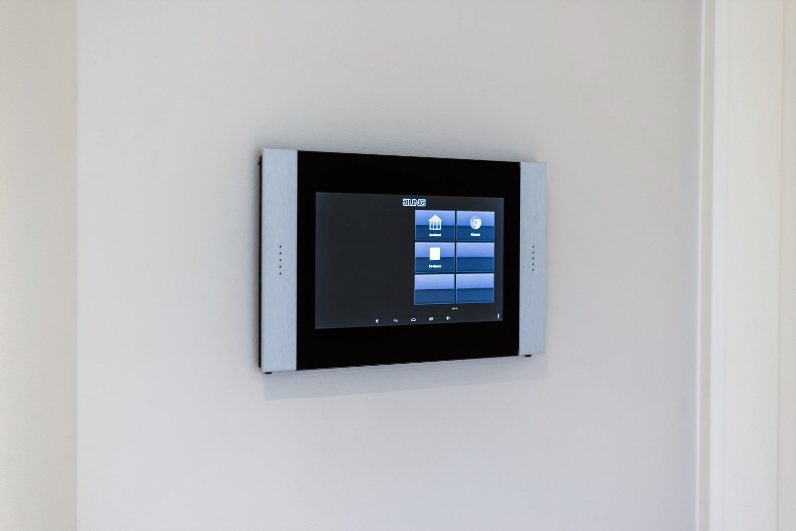 Smarthussystem av typen Micro Matic KNX. Smarthussystemet ivaretar styring av belysning, ventilasjon, varme, låsing, alarm og solavskjerming i leiligheten. Galleribilde