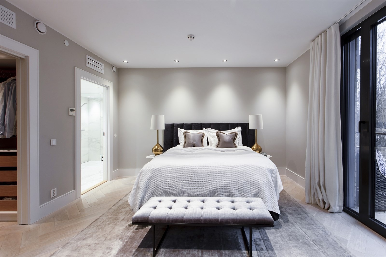 Åpningen mot terrassen gir rommet en luftig atmosfære. Galleribilde