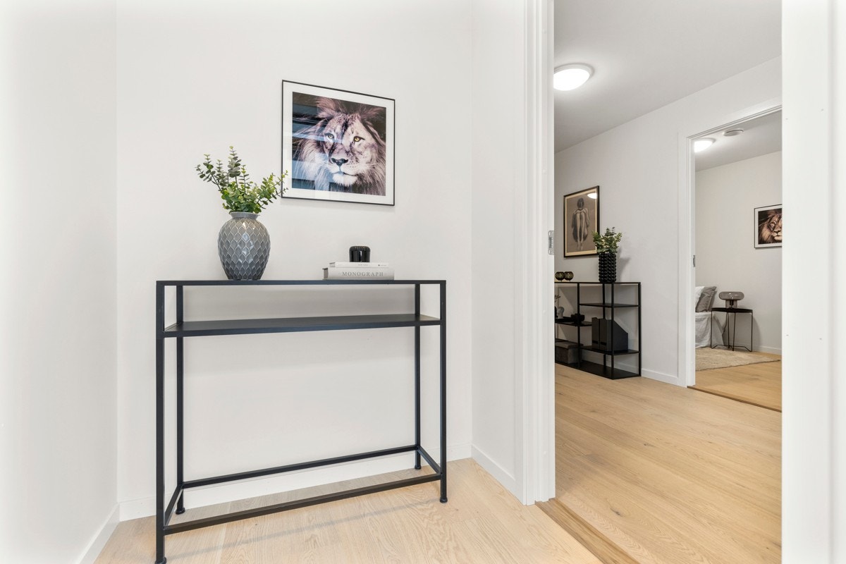 Velkommen inn i en hyggelig entrè som har plass til oppheng av yttertøy samt oppbevaring av sko. Galleribilde