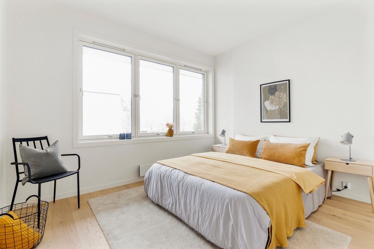 Hovedsoverommet er svært innbydende og luftig med god plass til dobbeltseng og fine garderobeløsninger. Galleribilde