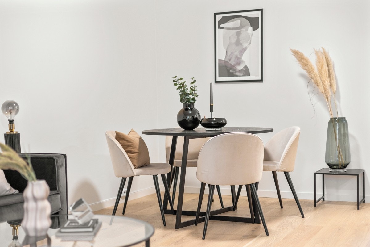 Leiligheten har plass til hyggelig spisebord hvor du kan samle venne rog familie til et hyggelig måltid. Galleribilde