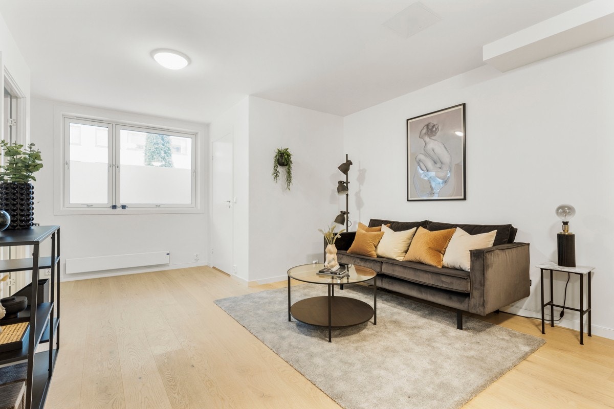 Fra entrèen er det direkte adgang inn i en lys og fin stue med plass til å møblere slik du øsnker. Galleribilde