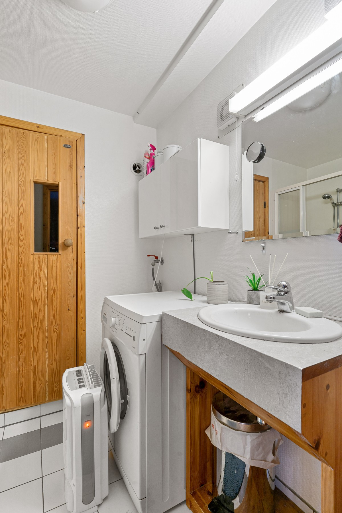 Hybelleilighet - romslig bad med opplegg for vaskemaskin