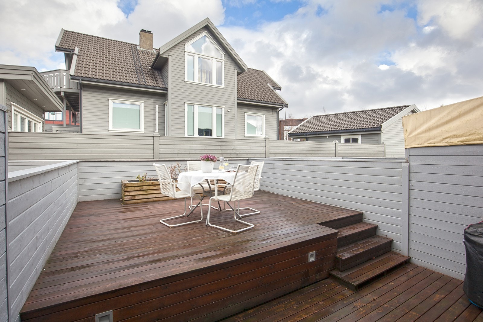 Stor terrasse med god plass til både hagemøbler og grill Galleribilde