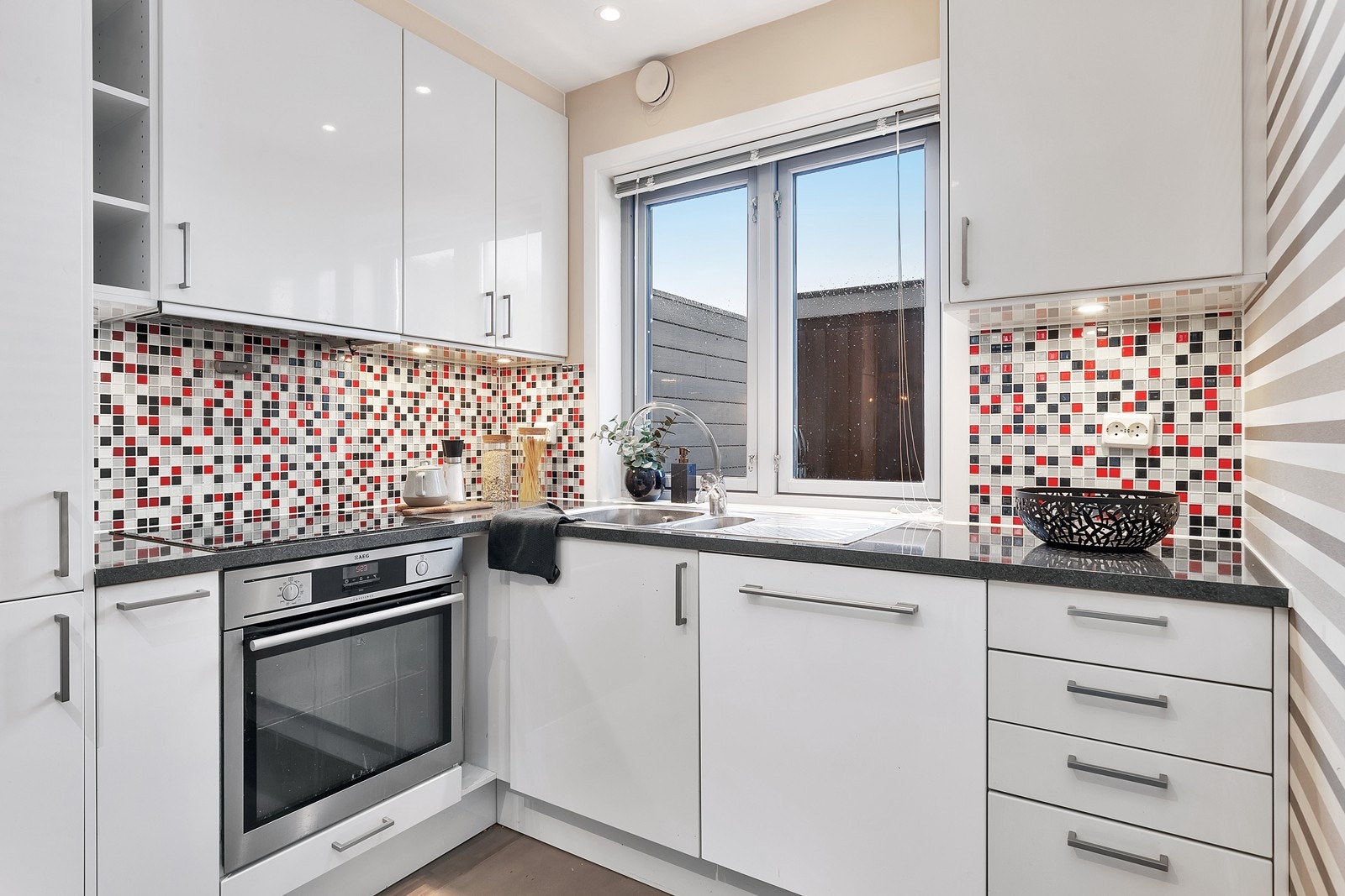 Nydelig kjøkken som ble pusset opp i 2014 (flisene på vegg og vinduskarmen er malt i sort etter bildene ble tatt) Galleribilde