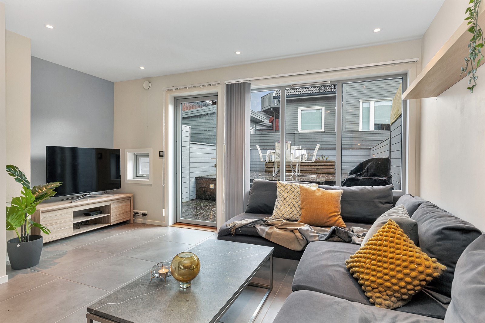 Fra stuen er det utgang til stor og skjermet terrasse med gode solforhold på sommerstid Galleribilde