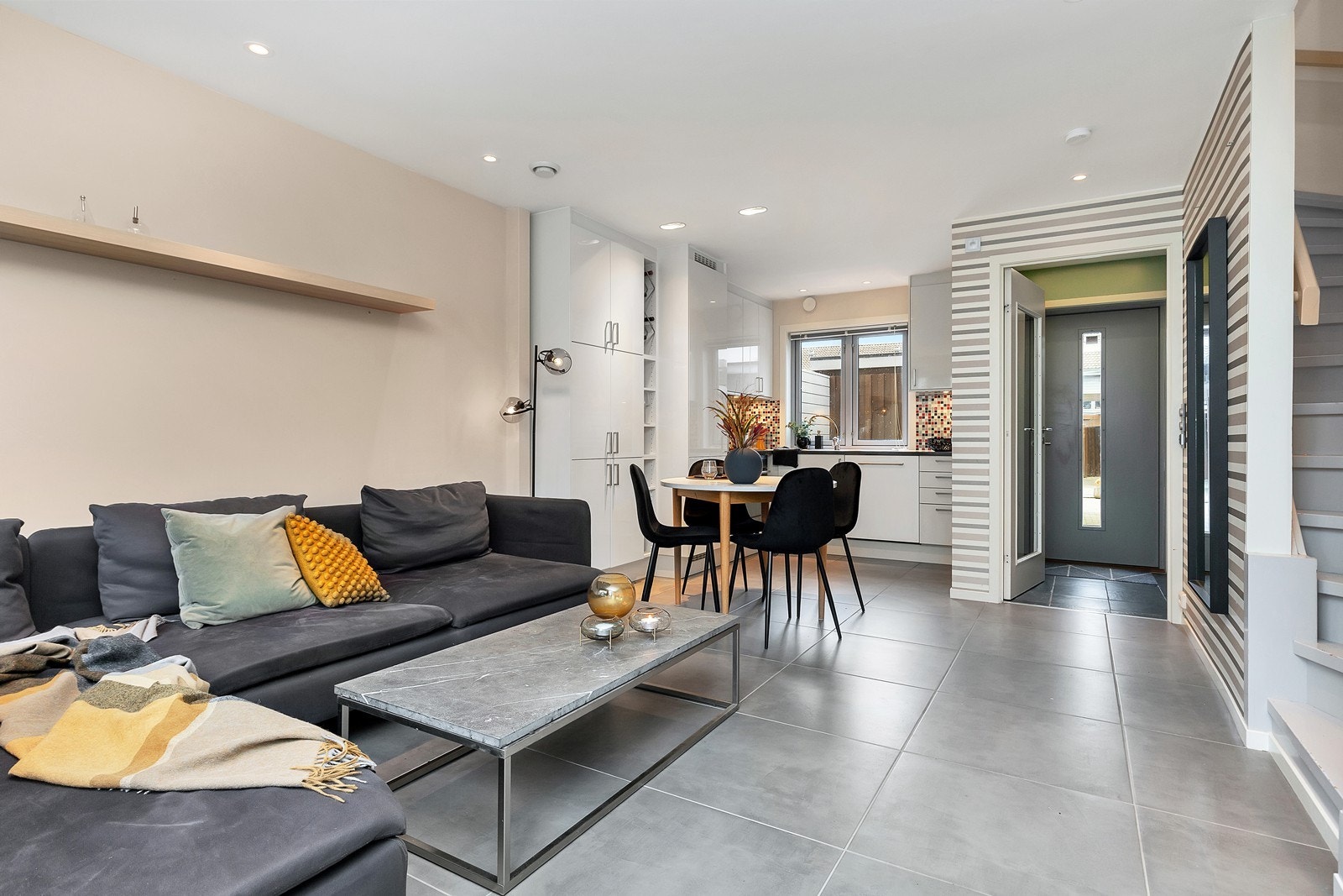 Romslig stue/kjøkken løsning med god plass til både salong og spisebord Galleribilde