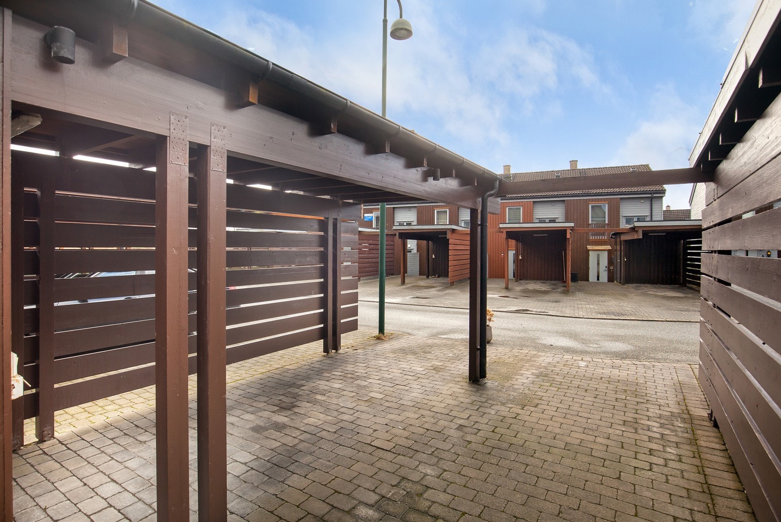 Gårdsrom og carport - opplegg til el-bil Galleribilde