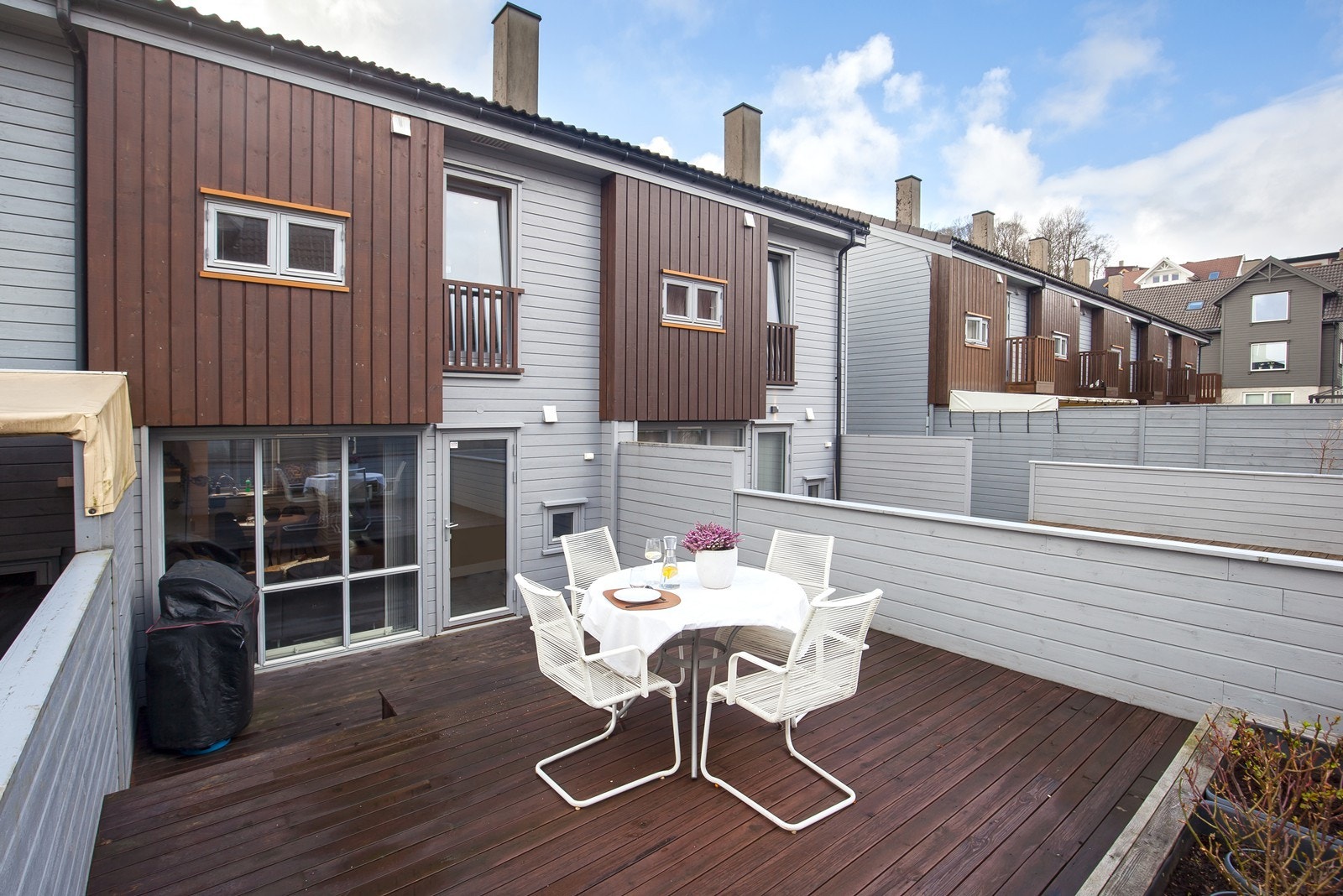 Terrassen har to nivåer og skjermet godt for vind Galleribilde