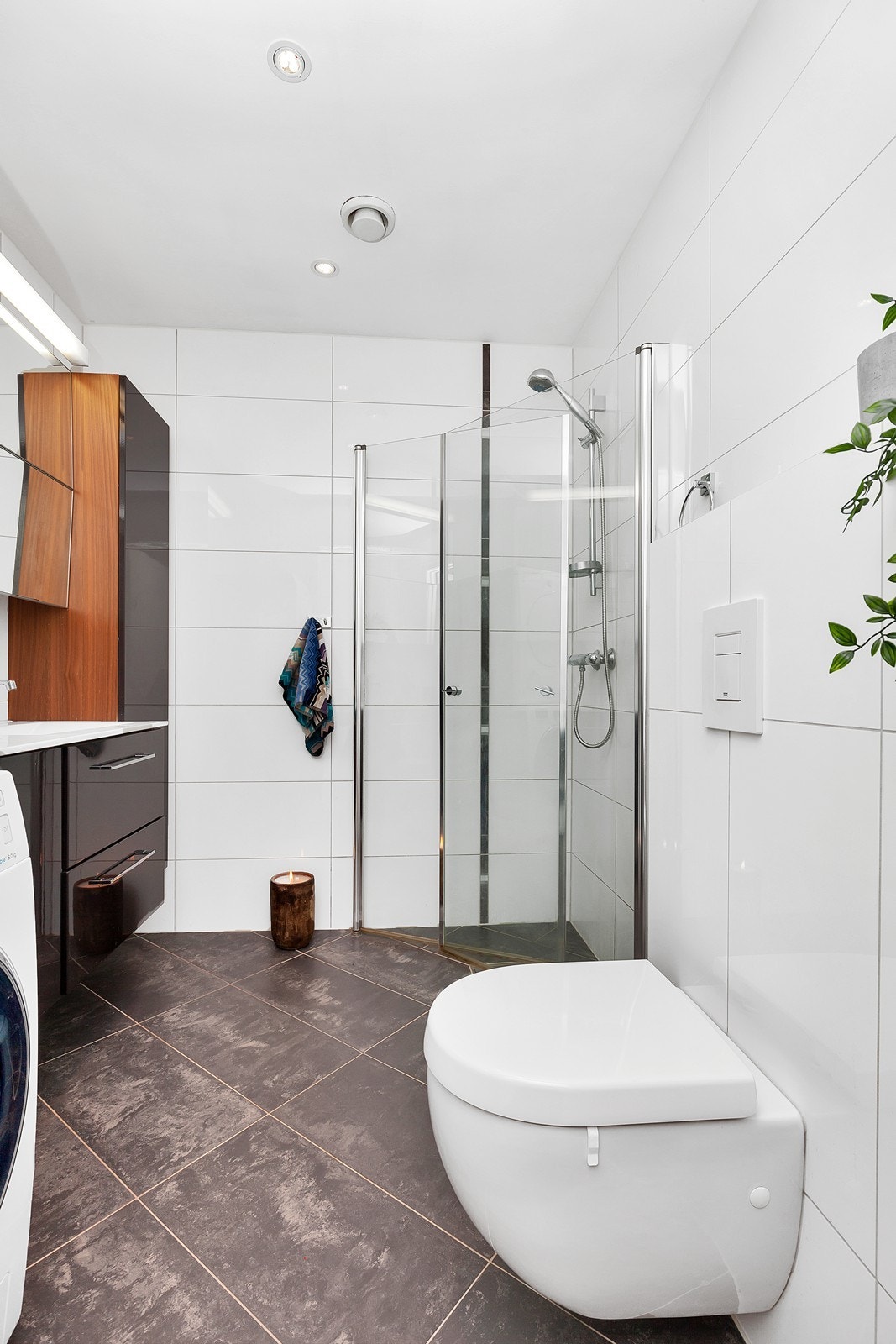 Flott helfliset bad med varmekabler i gulv og spotter i tak Galleribilde