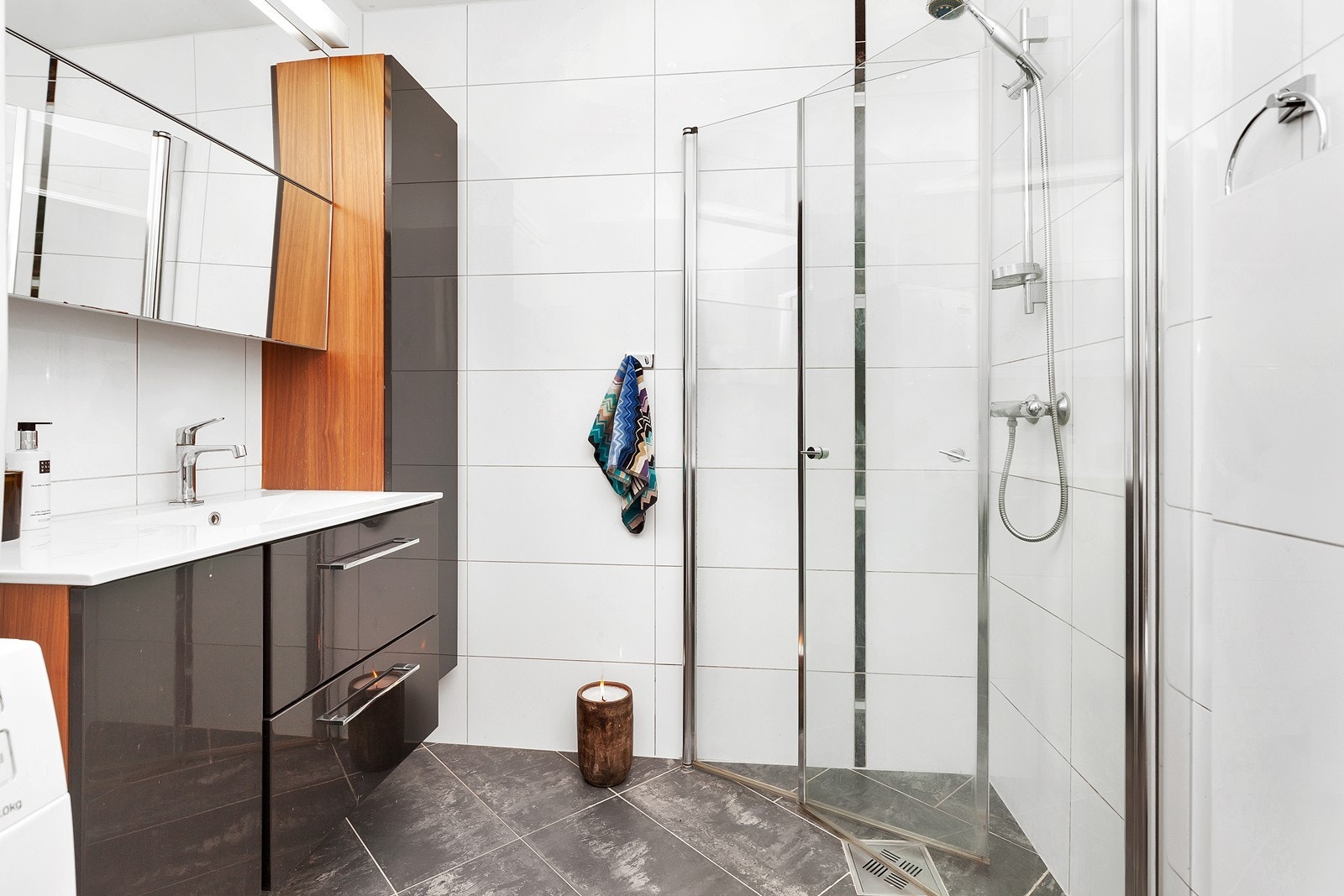 Badet har baderomsinnredning fra 2015 og opplegg til vaskemaskin og tørketrommel Galleribilde