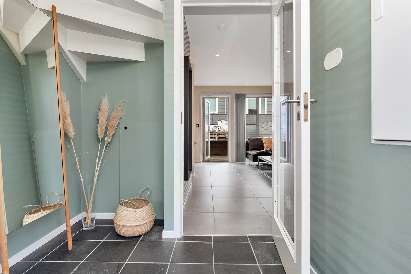 God plass i gang til å henge fra seg yttertøy. Praktisk bod under trappen Galleribilde