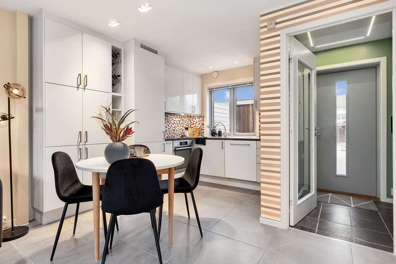 God skapplass som strekker seg til taket på kjøkkenet (den stripete veggen er i dag malt i lys beige) Galleribilde