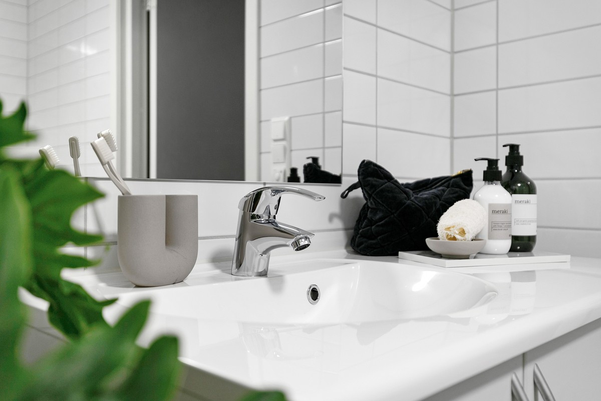 Detalj fra baderom Lys og moderne baderomsinnredning