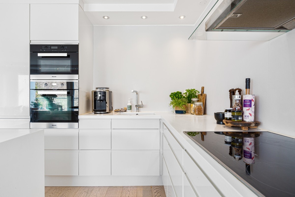 Rikelig med benkeplass på kjøkkenet. Galleribilde