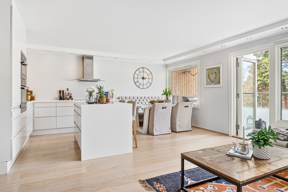 Den åpne løsningen gir god plass til spisestuedel. Galleribilde