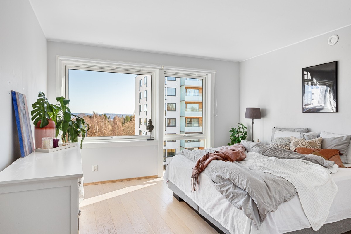 Hovedsoverom med store vindusflater. Galleribilde