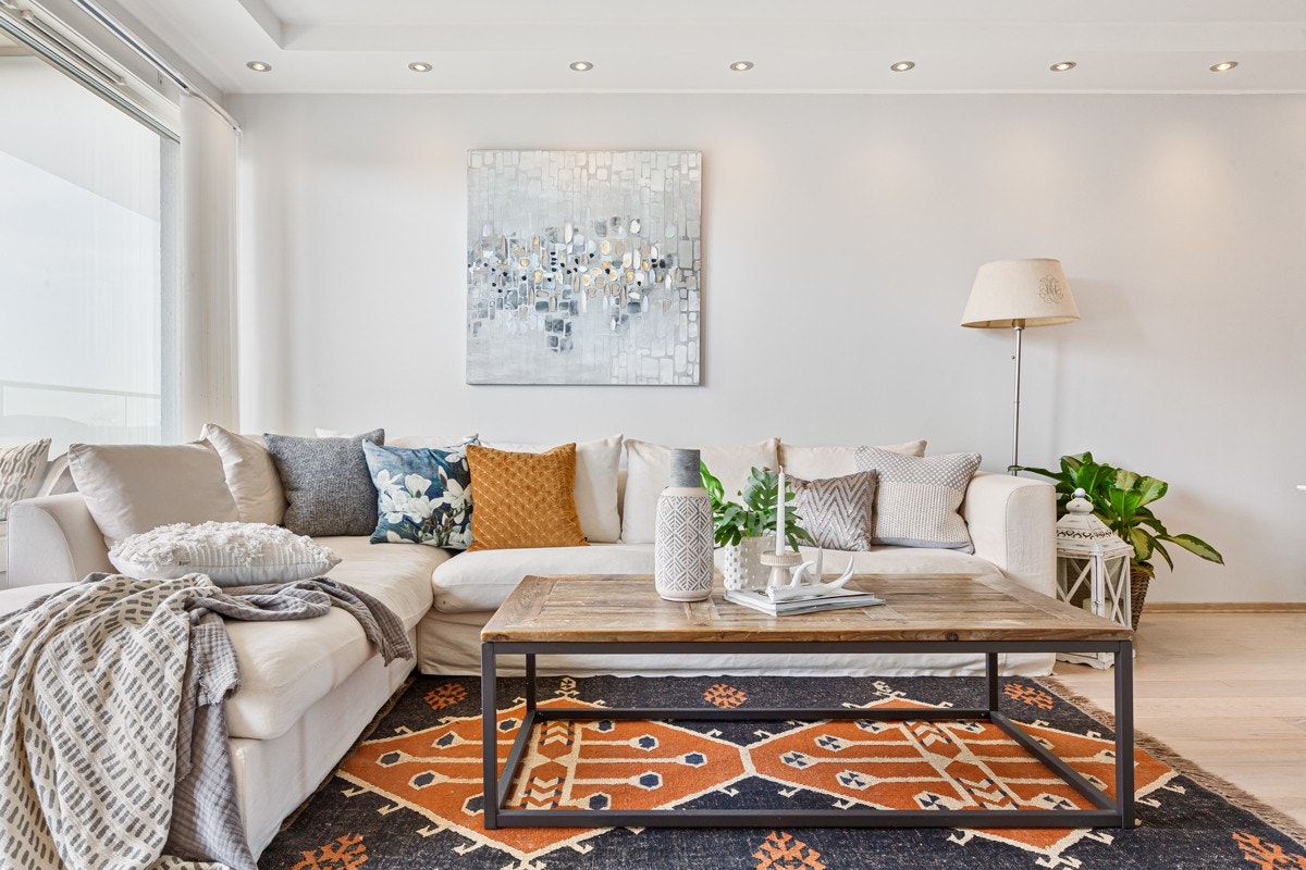 I stuen har du rikelig med naturlig lys, samt mange fine innredningsmuligheter. Galleribilde