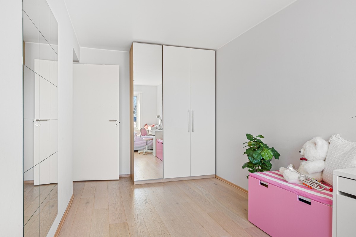 Soverom 2 har god plass til garderobeløsning. Galleribilde