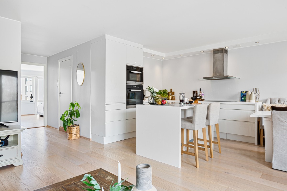 Lekker åpen kjøkkenløsning med kjøkkenøy mot stue. Galleribilde