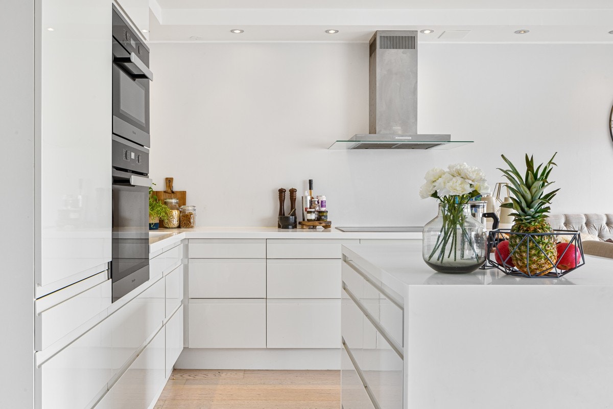 Moderne kjøkken med integrerte hvitevarer fra Miele. Galleribilde