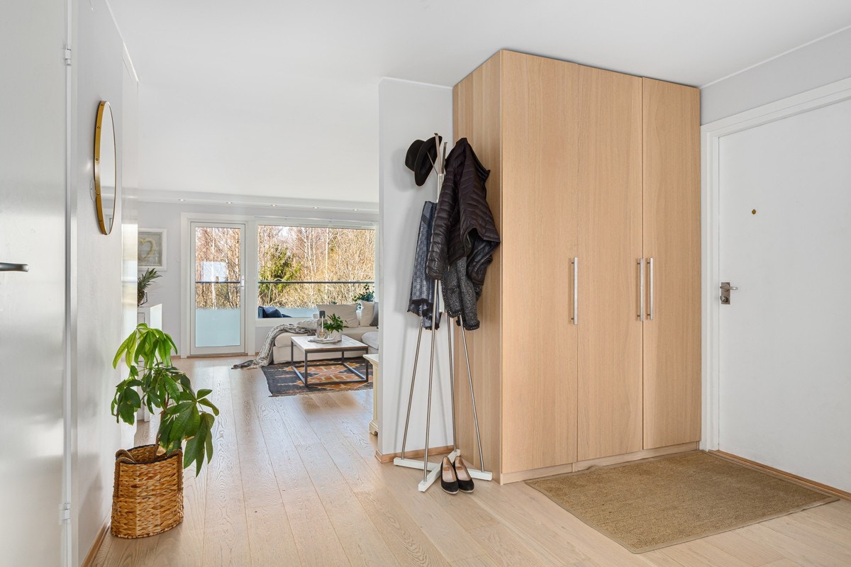 Entré/gang med garderobeskap. Galleribilde