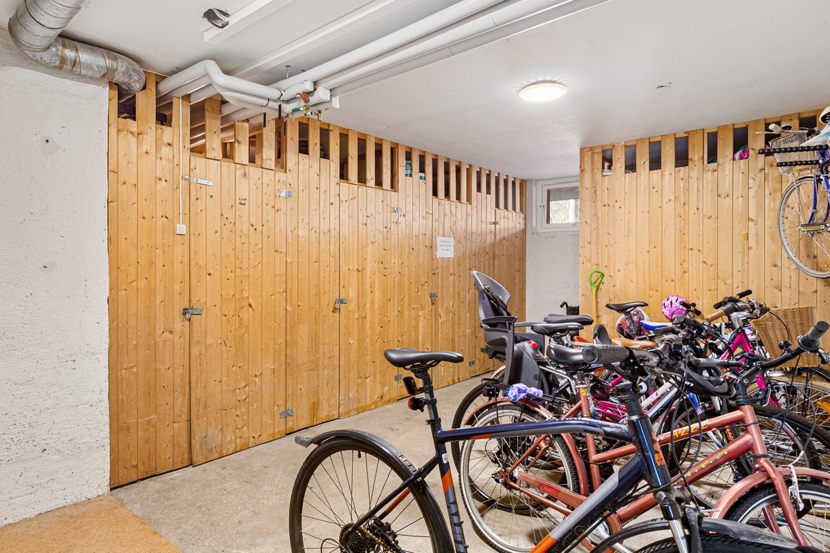 Leiligheten disponerer to boder, en bod i trappegang på ca. 2 m2 og en bod i underetasje på ca. 3,7 m2. Galleribilde