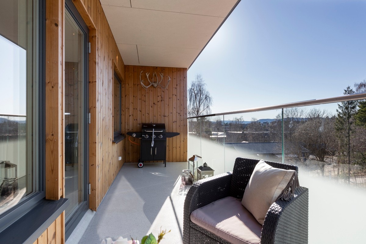 Det er god plass til grill og utemøbler på balkongen. Galleribilde