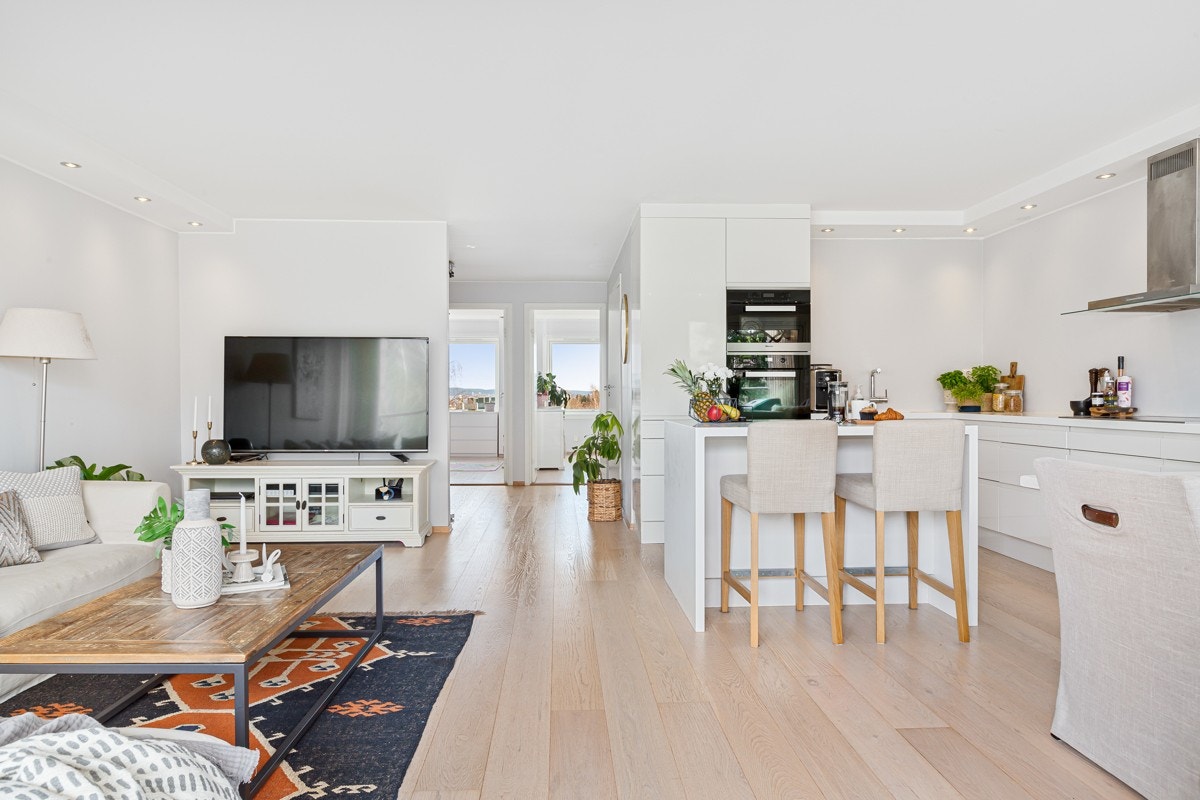 Lys og luftig stue med åpen kjøkkenløsning. Galleribilde