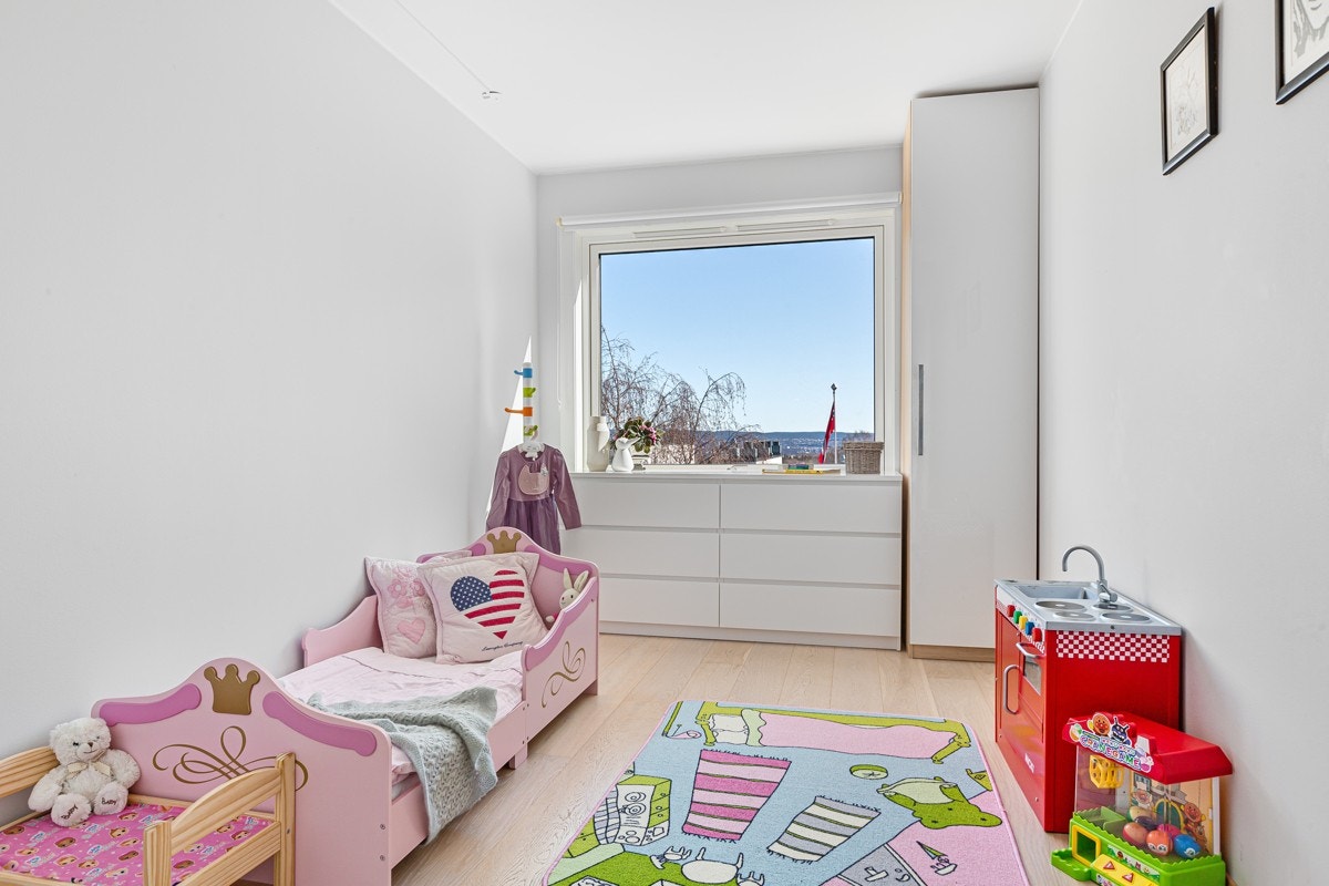 Soverom 3 - alle leilighetens soverom har vindu mot sydøst med fin utsikt. Galleribilde