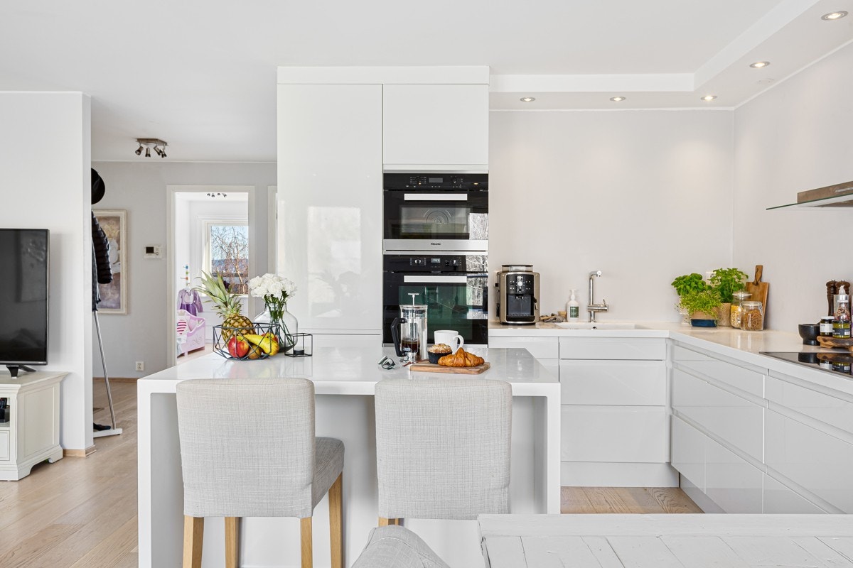 Kjøkkenøy med sitteplasser skaper et sosialt oppholdsrom. Galleribilde