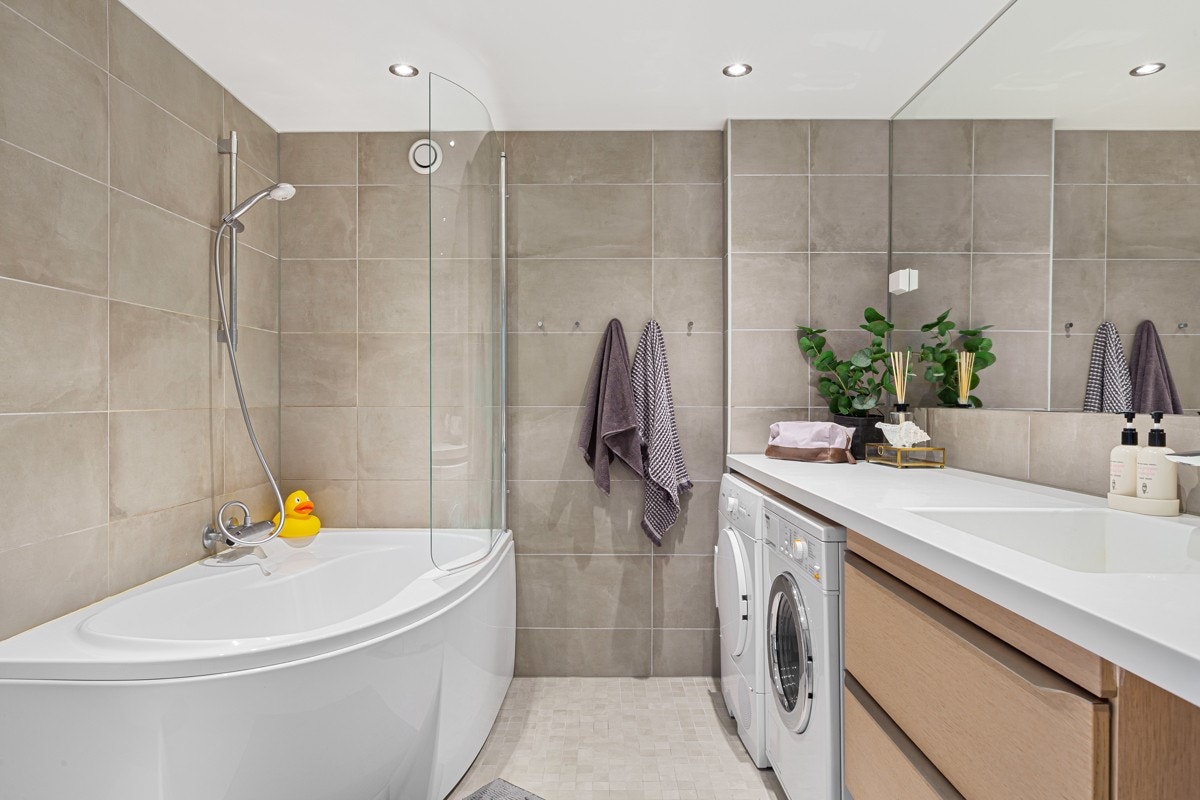 Delikat flislagt baderom fra 2018/19. Totaloppusset i regi av borettslaget. Galleribilde