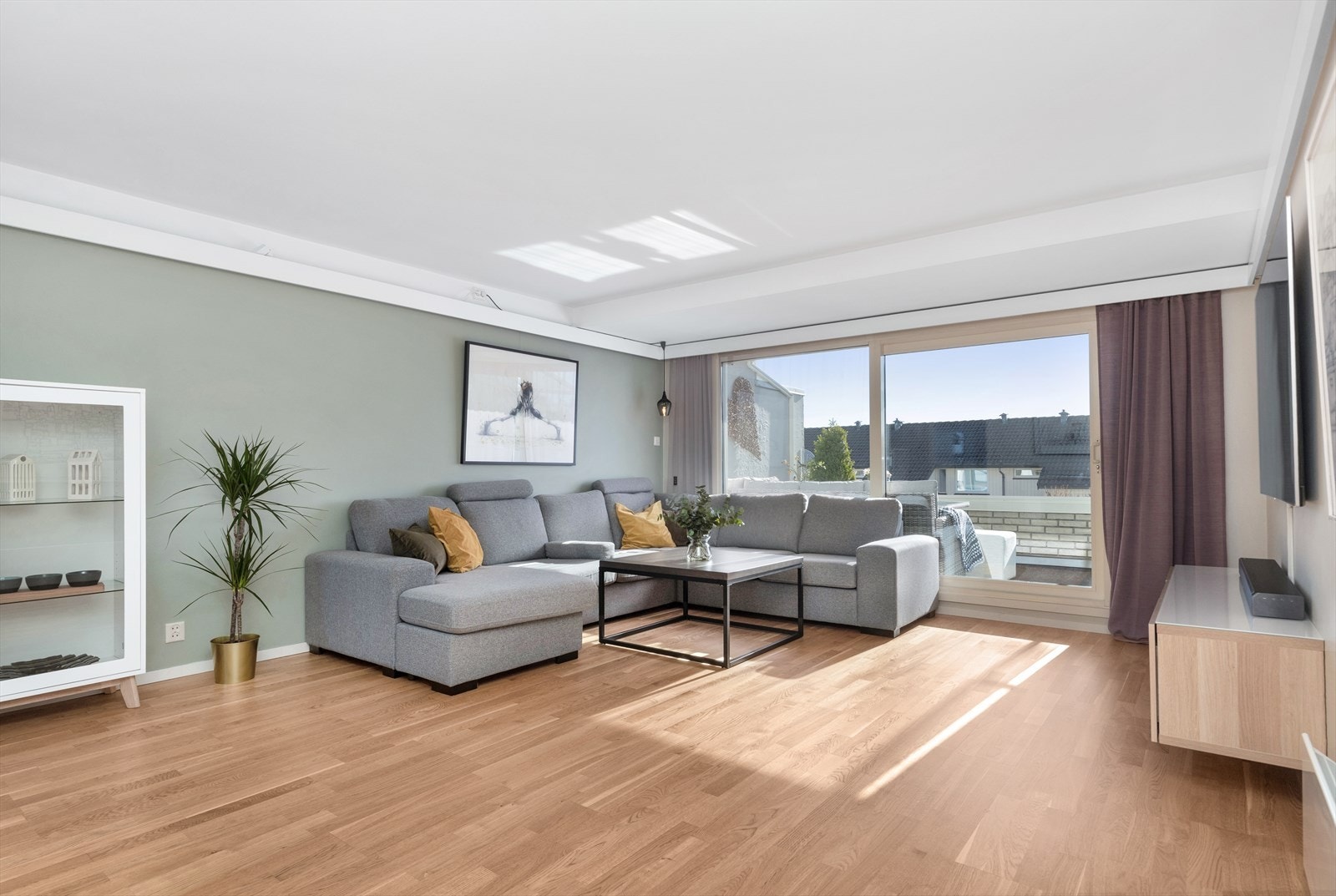 Lys, romslig og innbydende stue Galleribilde