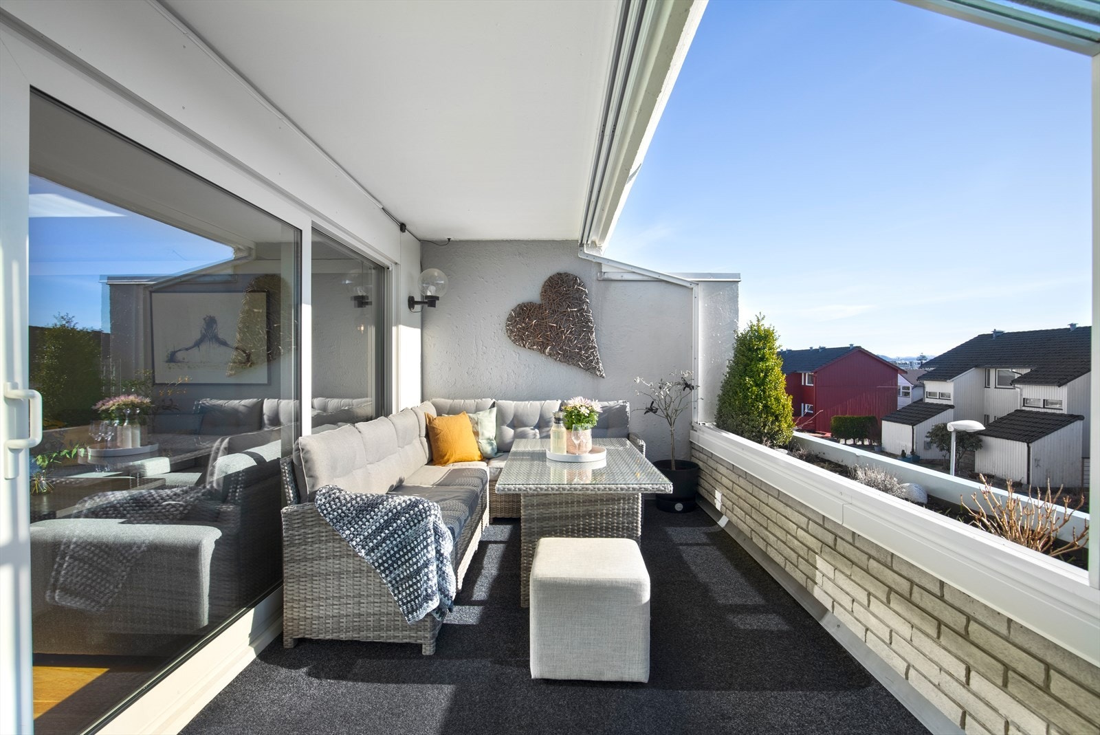 Innglasset balkong med gode solforhold Galleribilde