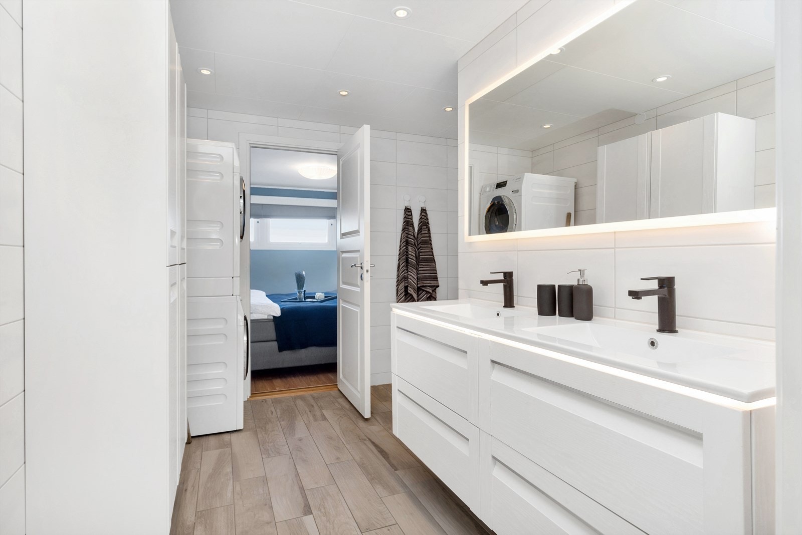 Eget sminkespeil / forstørrelsesspeil med lys og nattlys i servantmøbel Galleribilde