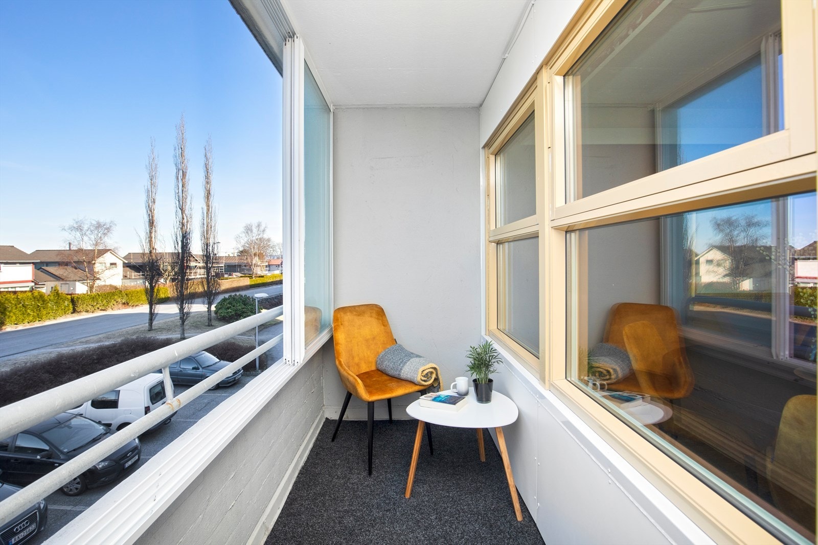 Herlig innglasset balkong med kveldsol Galleribilde