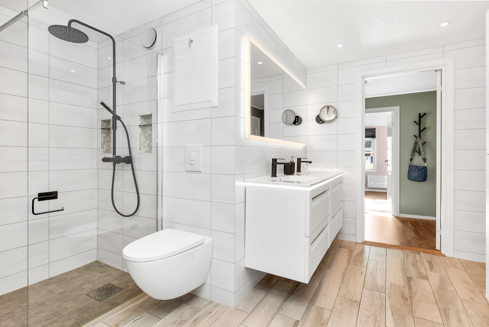 Lekkert helgliset bad med varmekabler i gulv og spotter i tak. Renovert i 2017 Galleribilde