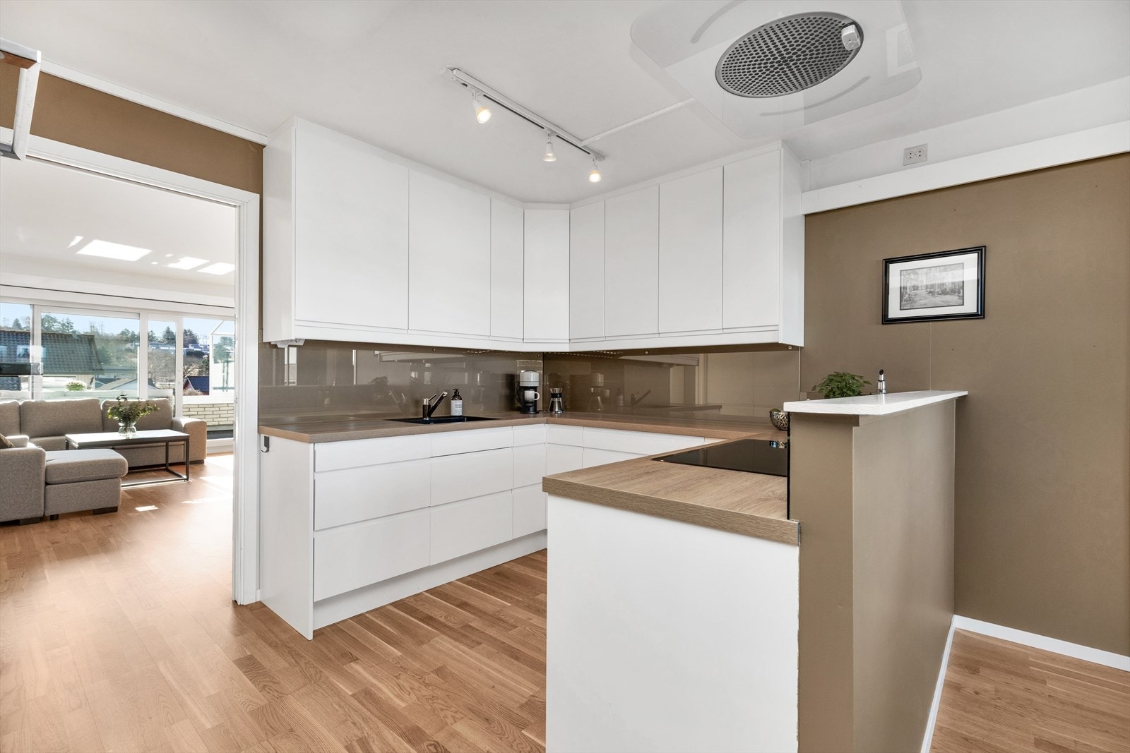 Stort kjøkken med god lagringsplass. Witt platetopp 80 cm med 6 soner Galleribilde