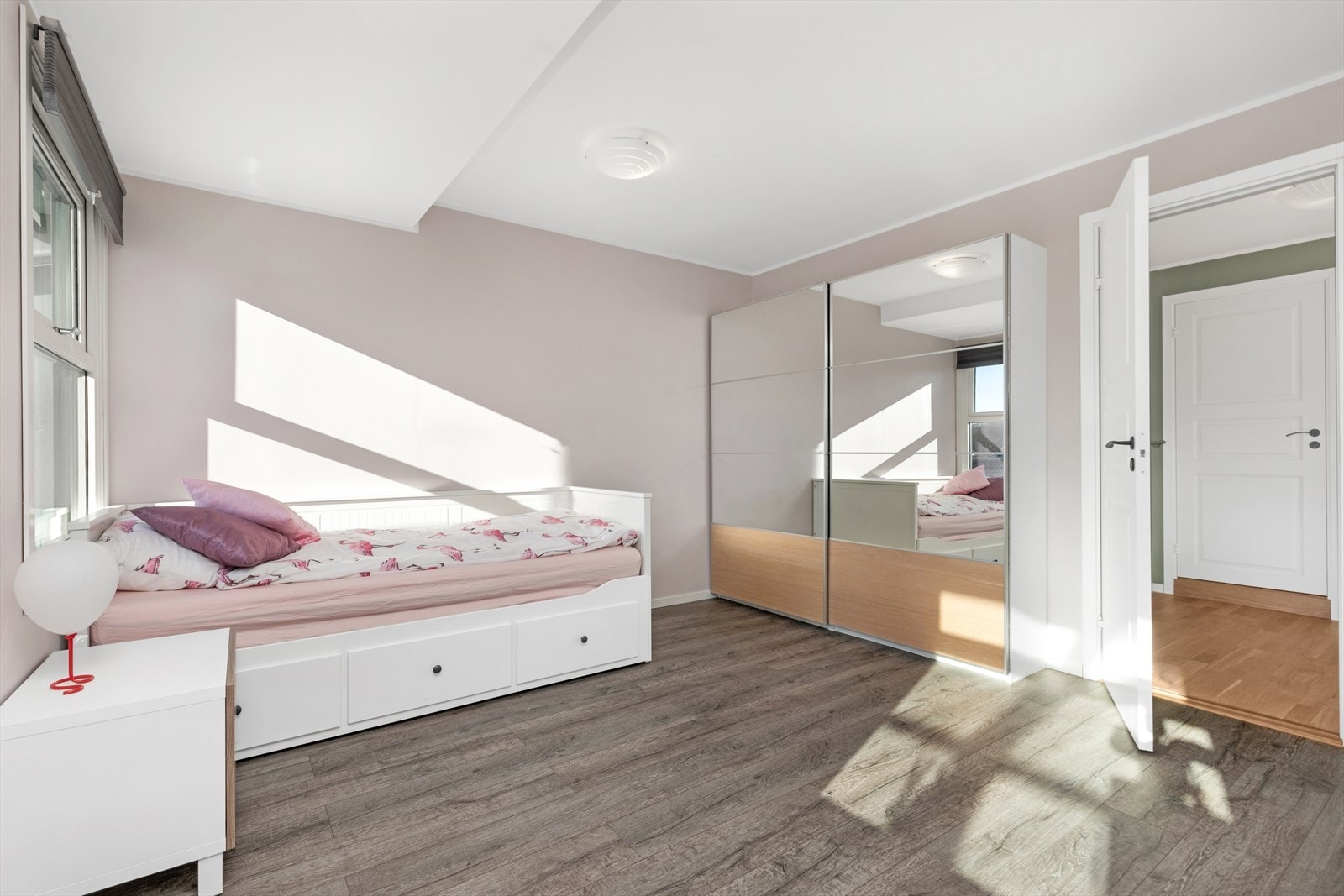 Stort soverom. Tidligere vært 2 soverom her, mulig å gjenetablere om ønskelig Galleribilde