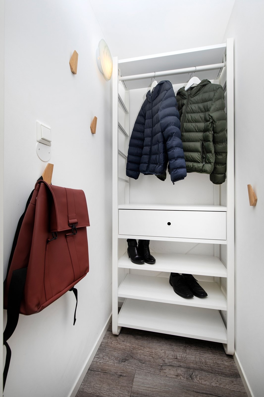 Garderoberom like ved inngangen Galleribilde