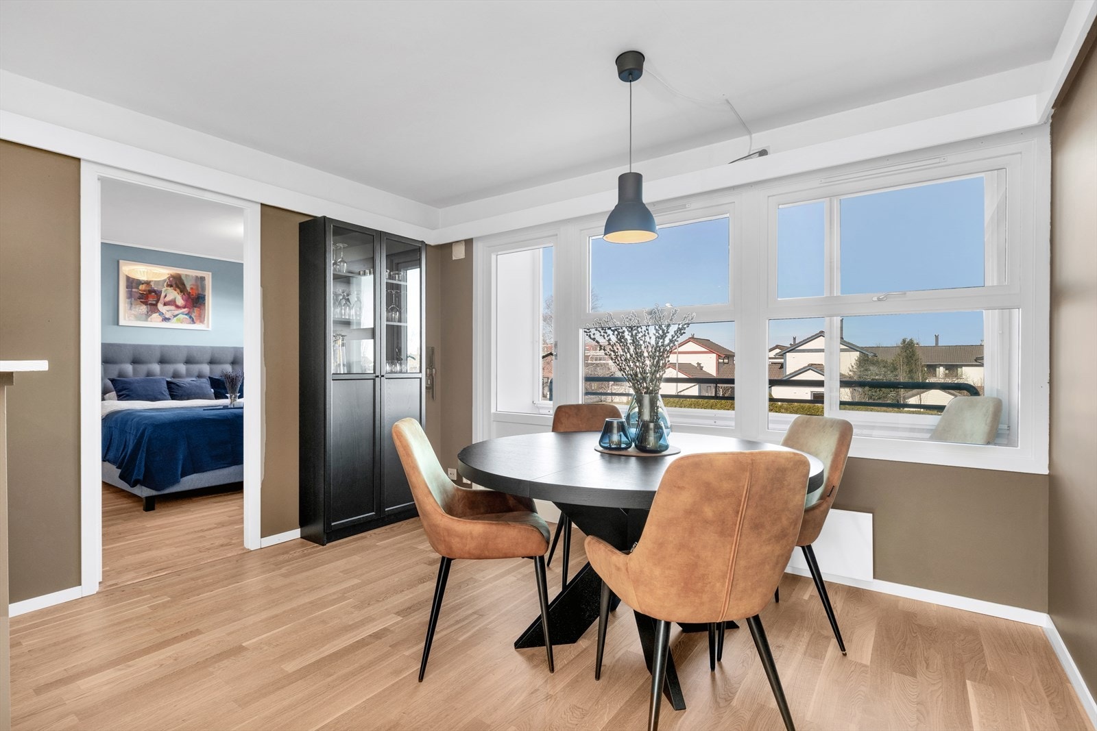 Innbydende spisestue ved kjøkken Galleribilde