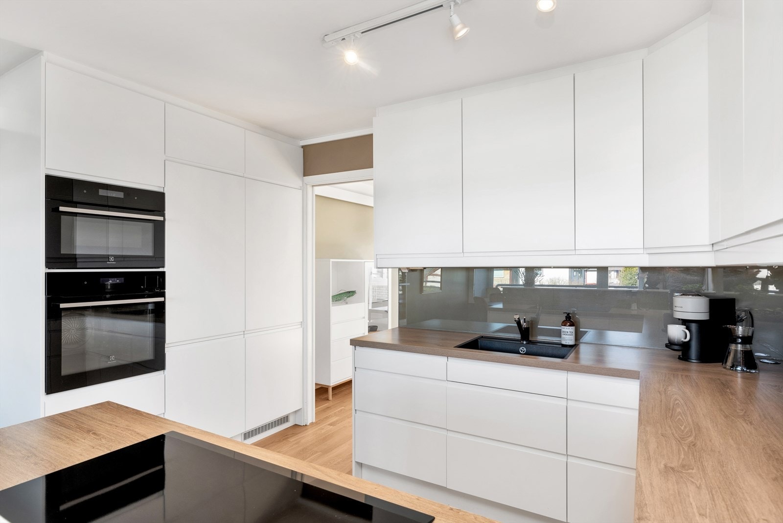 Lyst og trivelig kjøkken. Her finner du bla. 2 stk Pop-up kontakter i kjøkkenbenk Galleribilde