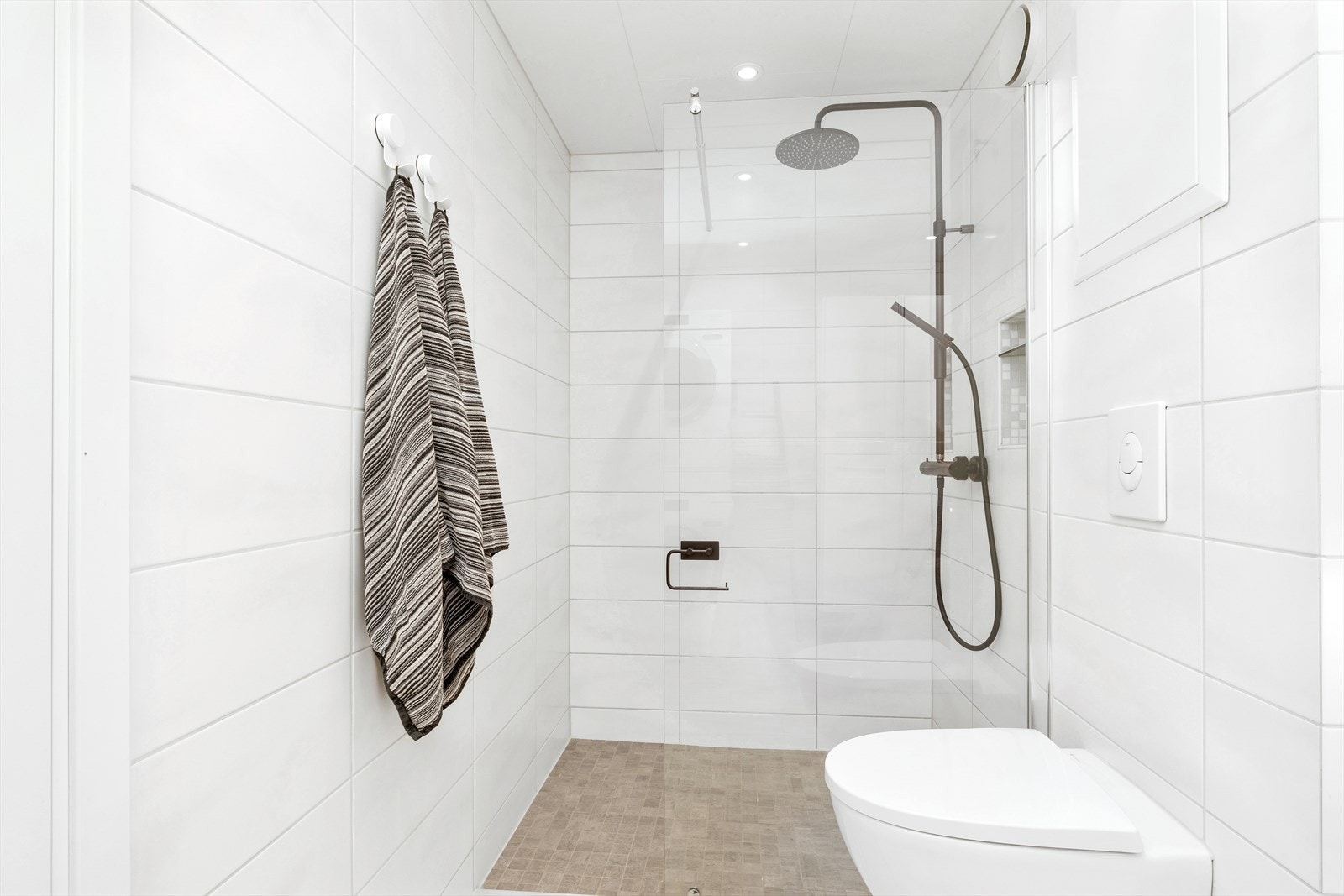 Stor dusj med både med regn- og vanlig dusjhode Galleribilde